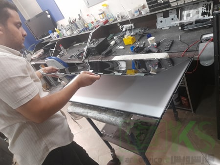 تعمیرکار در حال انجام کار